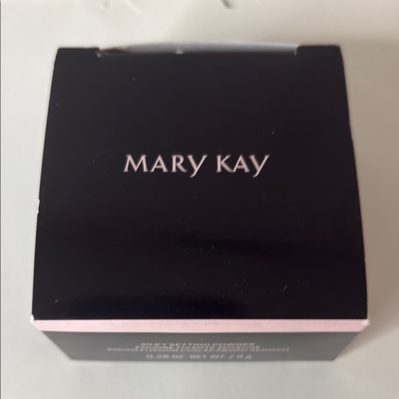 Mary Kay Brown Setting Powder for a Flawless Finish - Picture 3 of 4